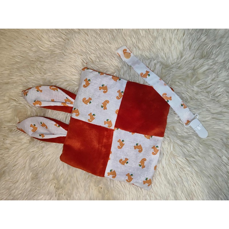 Doudou écureuil et son attache tétine