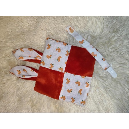 Doudou écureuil et son attache tétine