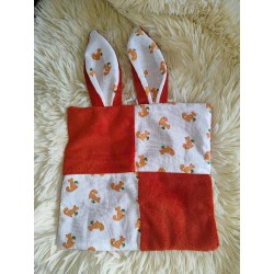 Doudou écureuil et son attache tétine