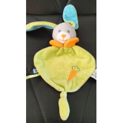 Doudou lapin vert